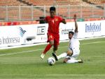 Pemain-Timnas-Vietnam-merah-berebut-bola-dengan-pemain-Filipina.jpg