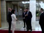 Pemimpin-HTS-Ahmed-Al-Sharaa-saat-menyambut-menteri-lua.jpg