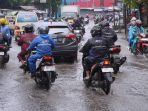 Pemotor-di-Bandung-Berangkat-Kerja-Pakai-Jas-Hujan_20241204_195057.jpg