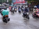Pemotor-di-Bandung-Berangkat-Kerja-Pakai-Jas-Hujan_20241204_195059.jpg