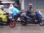 Pemotor-di-Bandung-Berangkat-Kerja-Pakai-Jas-Hujan_20241204_195102.jpg