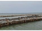 Penampakan-pagar-di-pesisir-laut-Desa-Segara-Jaya-rabu.jpg