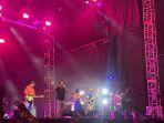 Penampilan-Maliq-DEssentials-di-panggung-Joyland-Jakarta.jpg