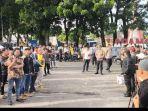Pendukung-Calon-Gubernur-Petahana-Bengkulu-Rohidin-Mersyah-berdemo.jpg