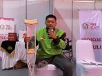 Pengemudi-ojek-online-ojol-penyandang-disabilitas-menerima-bantuan-tongkat-HUT-Bhayangkara.jpg