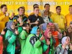 Pengemudi-ojol-perempuan-berfoto-bersama-usai-menerima-bantuan-sembako-dan-beasiswa.jpg
