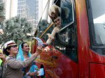 Pengemudi-wanita-transjakarta-dengan-pakaian-adat.jpg