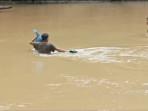 Kisah Penghulu Ahad & Bidan Dona Seberangi Sungai Demi Pengantin & Pasien akibat Jembatan Putus