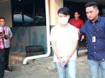 Pengusaha-Ivan-Sugianto-baju-putih-saat-ditangkap-di-Bandara-Juanda.jpg