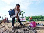 Penjabat-Pj-Gubernur-Kaltim-Akmal-Malik-di-kegiatan-penanaman.jpg