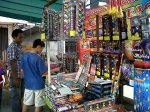 Penjual-kembang-api-dan-petasan.jpg