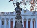 Penyair-Alexander-Pushkin-di-Jalan-Raya-Primorsky.jpg