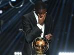 Tangis Ousmane Dembele di Pelukan Ibu saat Raih Trofi Ballon d'Or 2025, Kirim Pesan Jasa untuk PSG