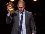 Pep-Guardiola-angkat-piala-fifa.jpg
