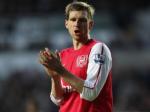 Per-Mertesacker-bengong-di-lapangan.jpg