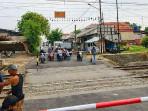 Peringatan Dedi Mulyadi Diabaikan, Ormas Masih Kuasai Perlintasan Ampera di Bekasi