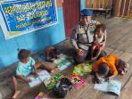 Perpustakaan Terapung di Kampung Enggros: Saat Polisi Datang Membawa Buku, Bukan Sekadar Patroli