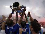 Persib-Bandung-mengangkat-trofi-gelara-juara-Liga-1-20242025.jpg