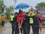 Banjir Landa Bali, Personel Polda Ikut Turun Bersihkan Sampah dan Evakuasi Warga