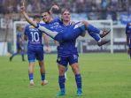 Pesepak-bola-PSIM-Yogyakarta-Roken-Tampubolon-digendong.jpg
