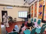 Peserta-program-membatik-di-Rumah-Batik-TBIG.jpg