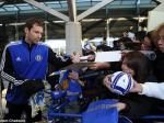 Petr-Cech-beri-tanda-tangan.jpg