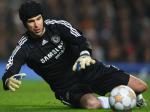 Petr-Cech-tangkap-bola.jpg