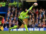 Petr-Cech-tolak-peluru.jpg