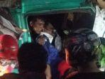 Petugas-Relawan-evakuasi-sopir-truk-aki-penyebab-kecelakaan-maut-Silayur.jpg