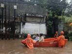 Petugas-evakuasi-warga-terdampak-banjir-dengan-perahu-di-Cilandak-Timur-Jakarta-Selatan.jpg