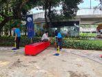 Petugas-kebersihan-membersihkan-Taman-Literasi.jpg