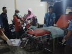 Petugas-medis-RSUD-dr-Darsono-Pacitan-merawat-lansia-berusia-70-tahun-korban.jpg