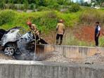 Petugas-mengevakuasi-mobil-Toyota-Raize-yang-terbelah-dua-dan-terbakar.jpg