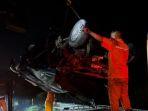 Petugas-mengevakuasi-mobil-yang-terlibat-kecelakaan-di-KM-92-Tol-Cipularang.jpg