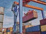 Petugas-mengoperasikan-crane-di-pelabuhan-memindahkan-kontainer-impor.jpg