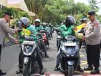 Gelar Bakti Sosial, Polda Bengkulu Bagikan Beras untuk Ojol dan Pekerja Konstruksi