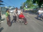 Polisi-Humanis-di-Ende-Ipda-Adam-Salman-Bantu-Warga-Disabilitas-Masuk-Gereja.jpg