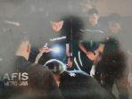 Polisi-hendak-memasukkan-potongan-kepala-ke-kantong-mayat.jpg