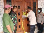 Polisi-memasang-garis-di-rumah-yang-menjadi-tempat-penemuan-jenazah.jpg