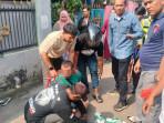 Lagi Gendong Cucu, IRT di Pondok Aren Ditusuk Tetangga Pakai Pisau