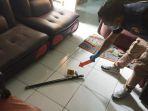 Polisi-saat-mengolah-TKP-kasus-adik-bunuh-kakak-di-Sukabumi.jpg