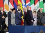 Pose-Jempol-Prabowo-dan-Trump-Warnai-Hangatnya-Sesi-Foto-Pemimpin-Dunia-di-KTT-Gaza-Peace-2025.jpg