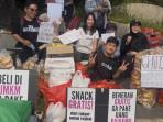 Warga Hingga Ojol Terus Kirim Air dan Makanan untuk Pendemo di Bundaran HI, Ada Zaskia Adya Mecca