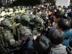 Potret-Ketegangan-di-Korsel-Saat-Pengumuman-Darurat-Militer_20241204_085352.jpg
