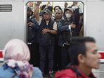 Berita Foto : Potret Perjuangan Warga Pengguna Transportasi Umum Jakarta