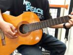 Potret-seseorang-sedang-bermain-gitar-dengan-kunci-chord-dasar-mudah-dimainkan.jpg