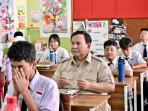 Ini Penampakan Presiden Prabowo Ikut Santap MBG di SMPN 111 Jakarta, Suasana Penuh Tawa