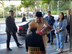 Prabowo-Subianto-disambut-anak-kecil-dan-diberi-buket-bunga.jpg