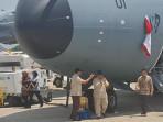 Prabowo-Subianto-melakukan-tradisi-penyiraman-air-kembang-roda-pesawat-Airbus-A400M.jpg