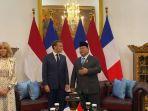 Saat Presiden Macron Penasaran dengan Lukisan di Istana Jakarta